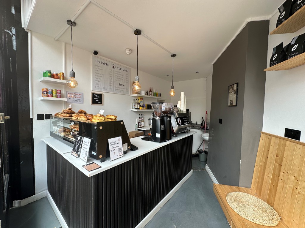 Lot: 79 - MIXED FREEHOLD RESIDENTIAL AND COMMERCIAL INVESTMENT - Internal of 57 Kings Road Commercial Unit